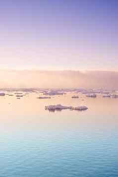 海景浮动冰川黎明宁静冬天北极景观冰山平静海地平线日落丹麦色彩斑斓的自然场景午夜太阳极地夏天伊卢利萨特格陵兰岛