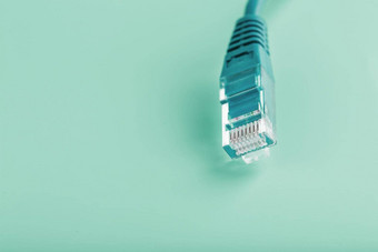 蓝色的双绞线互联网电缆孤立的蓝色的背景以太网绳