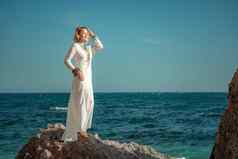 女人波西米亚服装海滩日落放荡不羁的风格时尚度假胜地中间岁的女人白色衣服放荡不羁的风格胸罩夏天时尚