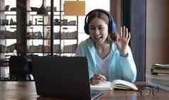 亚洲女孩学生在线学习类研究在线视频调用变焦老师快乐亚洲女孩学习英语语言在线电脑移动PC