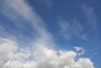 视图云复制空间蓝色的天空夏天低角自然背景Copyspace积云云<strong>阳光享受</strong>美丽的下午一天新鲜的空气