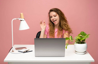 快乐年轻的自由职业者卷曲的女人蓝色的t恤工作移动PC电脑说话客户端朋友使者工作项目自由工人