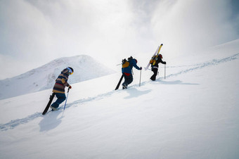 朋友单板滑雪滑雪者艰苦的滑雪板滑雪板手边远地区自由滑雪