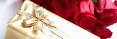 礼物包装黄金花束红色的玫瑰