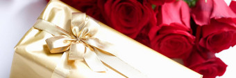 礼物包装<strong>黄金花</strong>束红色的玫瑰