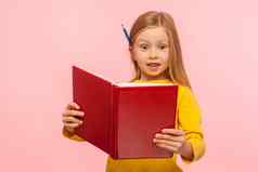 聪明的女孩铅笔耳朵阅读大书惊讶表达式