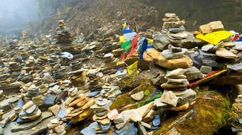 河堆放石头安纳普尔纳峰保护区域喜马拉雅山脉尼泊尔