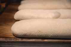 生法国卷谎言木烘焙表面包店的面包房间烘焙烤箱