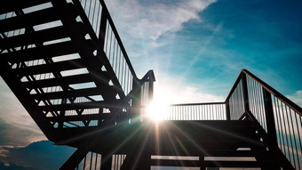 户外铁楼梯黑色的颜色钢结构体系结构建设阳光美丽的蓝色的天空背景