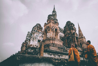 和尚访问佛教寺庙联合国教科文组织遗产历史公园素泰国和尚支付尊重佛黑色的白色语气泰国寺庙礼仪
