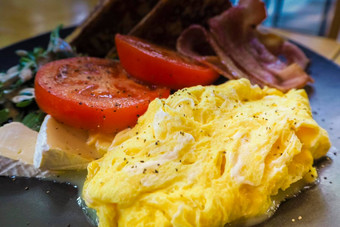 新鲜的绿色胡椒洋葱番茄给风味极佳的煎蛋卷新掘出的口味健康的早餐菜食谱健康的早餐高蛋白质