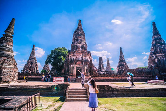 11月ayutthya泰国年轻的旅游亚洲女人走大城府历史公园亚洲女孩走图片大城府历史公园