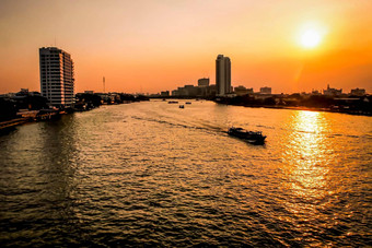 场景美丽的风景潮phraya河长尾巴船建筑经验异国情调的曼谷日落美丽的橙色天空采取桥交叉河