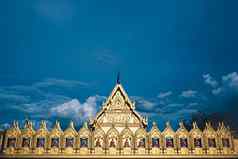 泰国金寺庙巴吞他尼泰国和尚佛教圣雕像佛教徒收集泰国寺庙蓝色的天空夏天