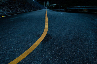 沥青路黄色的行<strong>曲线</strong>黑色的黄色的沥青路路<strong>曲线</strong>路背景角高速公路材料弯曲的路黄色的行