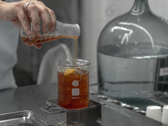 咖啡师手持有实验室硼硅酸盐玻璃烧杯混合茶喝饮料化学酒吧烧杯鸡尾酒