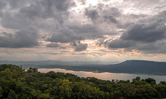 空中全景阴霾湖<strong>河山</strong>山森林自然景观<strong>美丽</strong>的背景