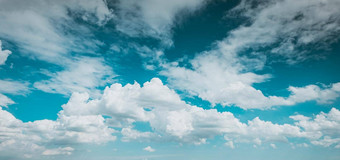 蓝色的天空白色毛茸茸的云背景美丽的蓝色的天空白色积云云摘要背景Cloudscape背景蓝色的天空毛茸茸的白色云阳光明媚的