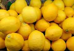 色彩斑斓的黄色的显示柠檬篮子生物市场杂货店商店有机新鲜的柠檬背景关闭新鲜的柠檬健康的维生素水果