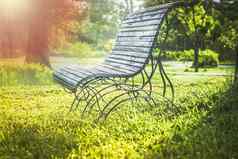 软焦点阳光绿色公园木板凳上户外长椅公园板凳上固体木长椅