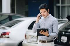 保险索赔概念车保险政策老板会说话的电话车保险公司持有保险文档通知车修复