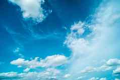 白色毛茸茸的云蓝色的天空夏天自然季节天气背景