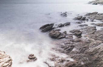 长曝光海光滑的波岩石景观自然海景假期假期季节时间放松旅行