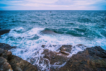 海海洋光滑的波岩石景观蓝色的天空自然海景假期时间