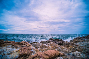 海海洋光滑的波岩石景观蓝色的天空自然海景假期时间