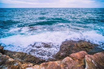 海光滑的波岩石景观自然海景假期假期旅行放松时间