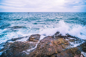 海海洋光滑的波岩石景观蓝色的天空自然海景假期时间