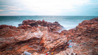 长<strong>曝光</strong>海光滑的波岩石自然海景摘要假期旅行夏天时间