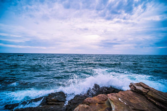 海光滑的波岩石景观自然海景假期假期旅行放松时间