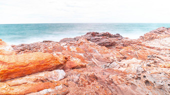 长<strong>曝光</strong>海光滑的波岩石自然海景摘要假期旅行夏天时间
