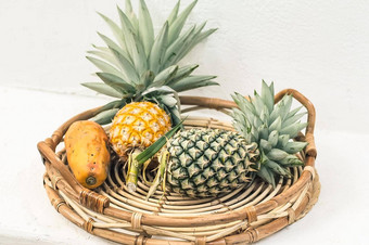 水果手工编织的竹子篮子菠萝木瓜水果孤立的白色背景