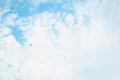 飞机蓝色的天空背景白色云摘要天空夏天季节天气