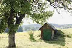 小木房子农村场视图农舍农村夏天风景优美的景观