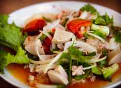 辣的越南香肠沙拉泰国街食物