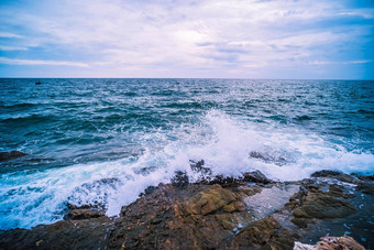 海海洋光滑的波岩石景观蓝色的天空自然海景假期时间