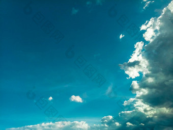 美丽的天空CloudscapeRim光黑暗云蓝色的天空背景
