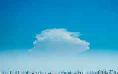 全景视图城市背景蓝色的天空白色巨大的单浮动云蓝色的天空