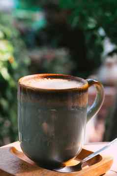 杯咖啡拿铁绿色诗歌杯子木背景早....阳光