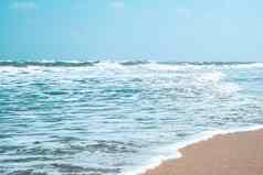 软波泡沫蓝色的海洋白色沙子热带海滩夏天季节简单的海滩背景夏天泡沫蓝色的波海沙子海滩夏天背景