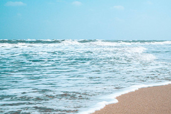 软波泡沫蓝色的海洋白色沙子热带海滩<strong>夏</strong>天季节简单的海滩背景<strong>夏</strong>天泡沫蓝色的波海沙子海滩<strong>夏</strong>天背景