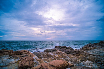 海海洋光滑的波岩石景观蓝色的天空自然海景假期时间