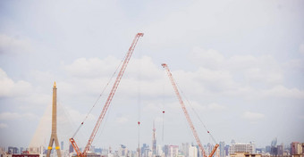 全景风景优美的建设天际线蓝色的天空背景起重机建设网站城市景观城市设施