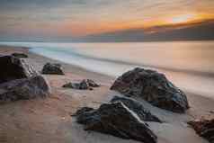 长曝光海岩石华丽的日出视图日出浪漫的大气和平早....海粉红色的地平线热太阳射线
