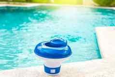 氯自动售货机游泳池蓝色的水背景剂量浮动游泳池氯化氯浮动边缘游泳池