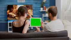 男人。持有数字平板电脑绿色屏幕看在线视频内容女朋友