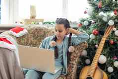 圣诞节距离学习在线教育女学生研究首页移动PC笔记本学校家庭作业